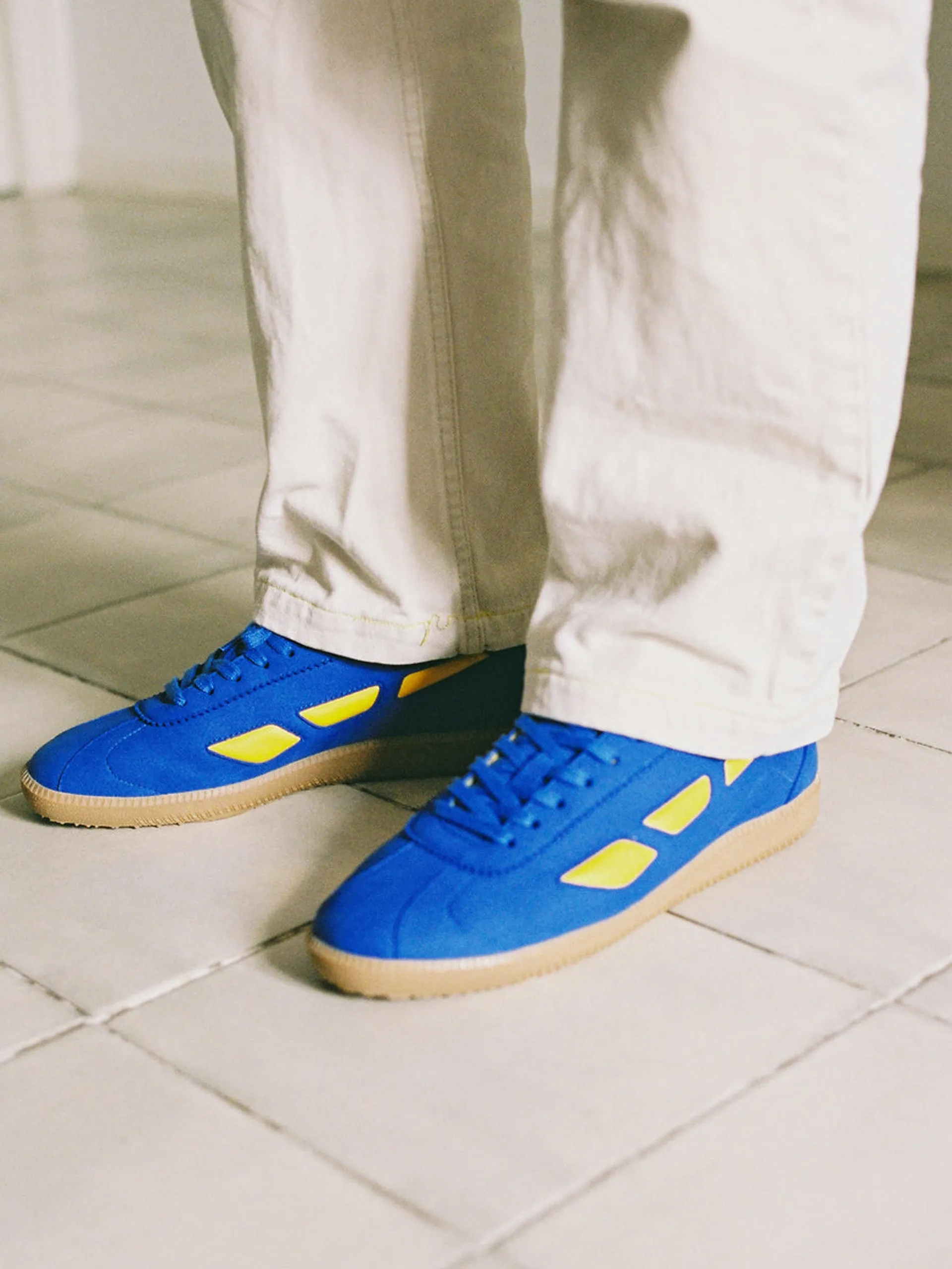 Modelo '70 trainer in blue and yellow